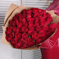 51 красная роза Премиум Кения в упаковке
